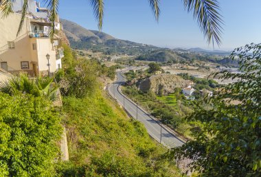 Ana yolun ortasında Benidorm önde gelen Finestrat şehir panoramik manzaralı