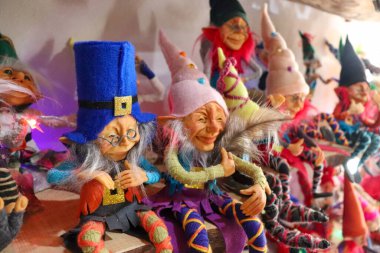 Birkaç el yapımı cücenin ya da boyalı yüzleri ve örgü kıyafetleri olan elf karakterlerinin detaylı görüntüsü. İşçiliğe ve benzersiz kişiliğe vurgu.