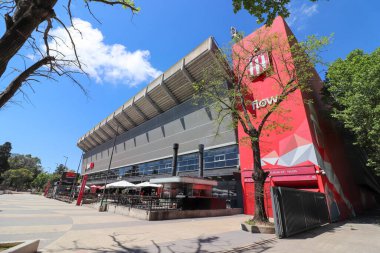Modern UNO Jorge Luis Hirschi Stadyumu 'nun dış cephesi, Estudiantes de La Plata kulübünün evi. La Plata, Arjantin 'de spor mimarisi. Güneşli açık bir gün.