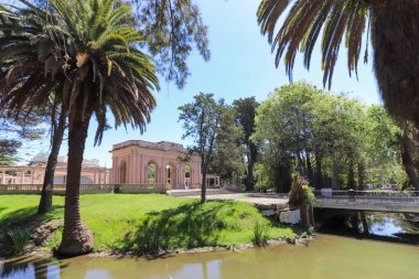Arjantin, La Plata 'daki tarihi Martin Fierro Amfitiyatrosu. Etrafında bereketli palmiye ağaçları, dingin bir dere ve güneşli bir günde güzel bir köprü var..