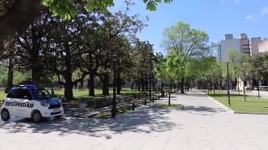 Plaza San Martin 'deki La Plata' nın tarihi kamusal alanı. Güneşli bir günde hükümet binaları ve neoklasik mimariyle çevrili.