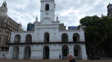 Hiperlapse, 1810 Mayıs Devrimi 'nin yapıldığı Buenos Aires' teki Cabildo 'nun simgesel beyaz cephesini ve bulutlu bir gökyüzüne karşı ilk Arjantin hükümetini gözler önüne seriyor.