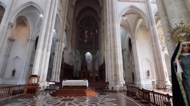 Yüksek atlama ve heybetli kolonlar La Plata Katedrali 'nin Gotik Diriliş' inde mistik bir atmosfer yaratıyor..