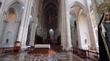 Kederli Meryem Anıtı La Plata Katedrali 'nin yanındaki şapelde. Marslıların keder ve ibadete olan inançlarının resmi bir temsili..