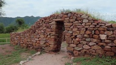 El Shincal de Quimivil Londres Catamarca Arjantin 'deki İnka Pirca taş duvarının yakın çekimi ve antik yapıların temelleri