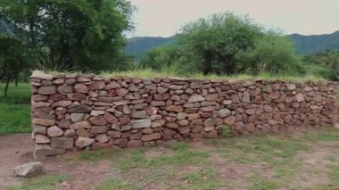 El Shincal de Quimivil Londres Catamarca Arjantin 'inde gökyüzüne karşı açılan bir giriş veya pencereyi gösteren İnka taş duvarının içinden iç manzara