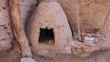 Fiambala Catamarca Arjantin 'deki eski çamur ve kerpiç fırını. Geleneksel katamarcan böreği ve yakacak odunuyla ev yapımı ekmek pişirme işi..