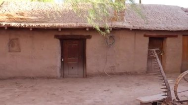 Comandancia de Armas de Fiambala Catamarca 'da geleneksel mimari. Kuzey Arjantin 'in kurak arazisinde bir ağacı olan çamur ve saman bina..