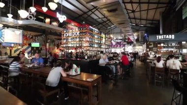 Baxar, La Plata City Arjantin 'de. Yenilenmiş endüstriyel bir binada insanların pizza ve içkiden hoşlandığı modern bir atmosfer..