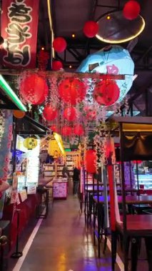 Buenos Aires Arjantin 'deki Mercat Villa Crespo' da Japon gıda tezgahları ve kırmızı fenerler..