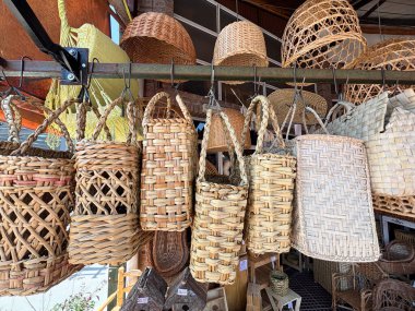 Buenos Aires Arjantin 'de Puerto de Frutos Tigre' de bir barda asılı duran basketbol eşyaları ve dokuma çantaları..