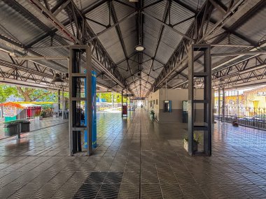 Tigre, Buenos Aires 'teki Tren de la Costa terminali, Estacion Delta platformlarının üzerindeki demir yapı ve metal çatı..
