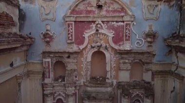 Ambil La Rioja 'da açık gökyüzünün altındaki sunak ve kerpiç duvarlarını gösteren depremlerle harap olmuş bir Katolik tapınağının içi..