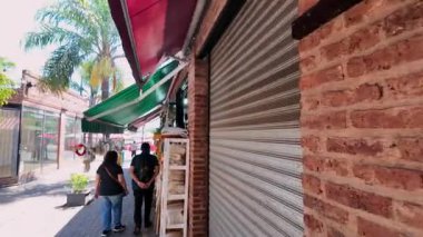 Lujan Nehri 'nin kolektif teknelerle ve Tigre Buenos Aires Arjantin' deki Puerto de Frutos ticari yürüyüşüyle görsel keşfi.