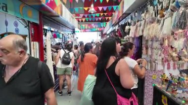 Buenos Aires Arjantin 'deki Tigre pazarında sürdürülebilir el sanatları ve bölgesel tasarım malzemelerinin bulunduğu ticari koridor..