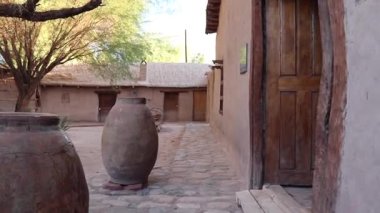 Fiambala Catamarca Arjantin Silah Komutanlığı 'na erişimde tarihi tarım elementleri ve kavanozları.