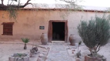 Fiambala Catamarca Arjantin 'de gemi ve sazdan çatı detaylarıyla Silah Komutanlığı' nın girişine doğru görsel bir yolculuk..