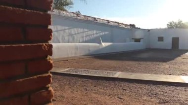 Fiambala Catamarca Arjantin 'de çan kulesi ve güneş patlamalarıyla beyaz kiliseye doğru ilerleyen sabit bir atış..