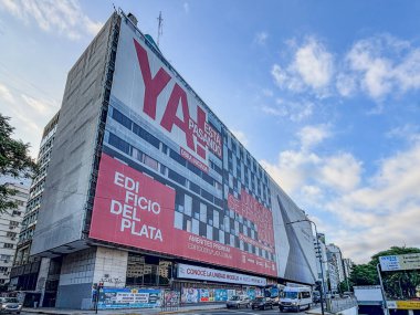 Arjantin, Buenos Aires 'te, Julio Bulvarı ve Peron Caddesi 9 numarada inşaat tabelası ve kentsel yenilenme ile birlikte Edificio del Plata cephesi..