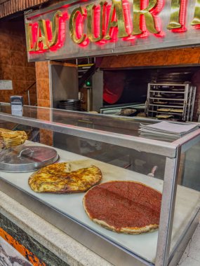 Las Cuartetas Pizza Pizzacısı 'nın kalın pizza ve kırmızı pizzasını kapatın. Corrientes Bulvarı, Buenos Aires, Arjantin' de bir klasik..