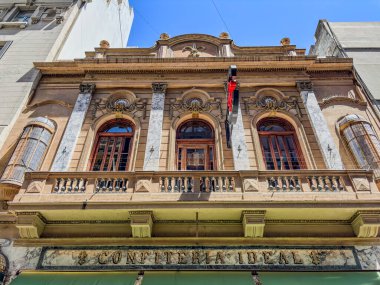 Confiteria İdeal 'in üst katlarının alçak açılı görüntüsü Buenos Aires, Arjantin' deki mermer sütunları ve tarihi balkonları gösteriyor..