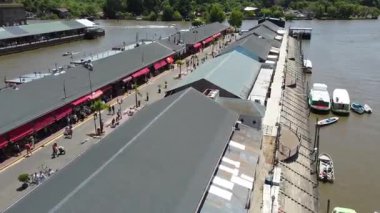 Tigre 'deki Puerto de Frutos' ta ticari ve turistik faaliyetler, demirli kargo tekneleri ve Lujan Nehri 'ne açılan gemilerle..