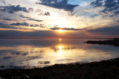 Su üzerinde renkli günbatımı