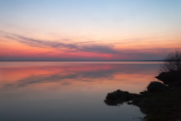 Farbenfroher Sonnenuntergang auf dem Wasser — Stockfoto