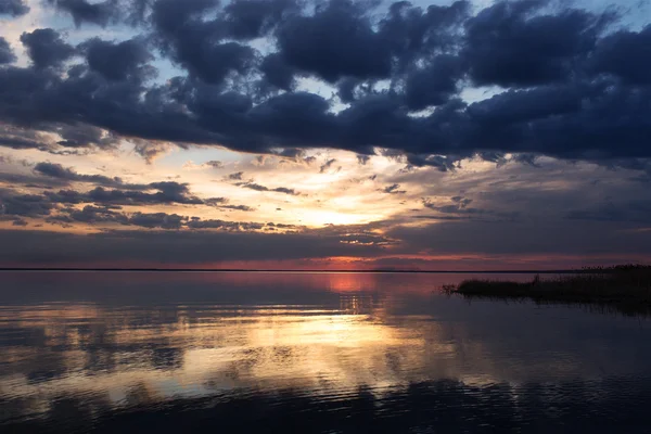 Colorful sunset on the water — Stock Photo, Image