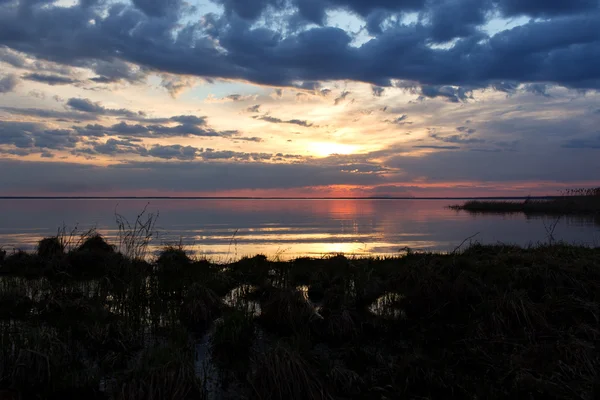 Colorful sunset on the water — Stock Photo, Image