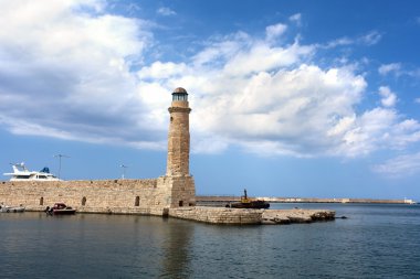 Denize yol gösteren deniz feneri