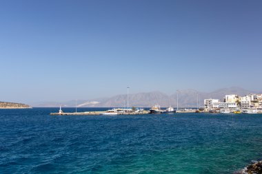 Denize yol gösteren deniz feneri