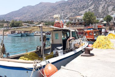 balıkçı tekneleri için yeni bir iş bekliyor Dock üzerinde