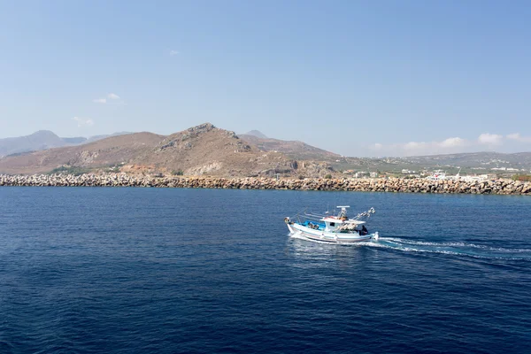 Fishing boat in the sea on a background of mountains — Stock Photo, Image