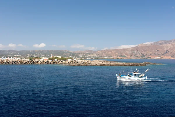 Fishing boat in the sea on a background of mountains — Stock Photo, Image