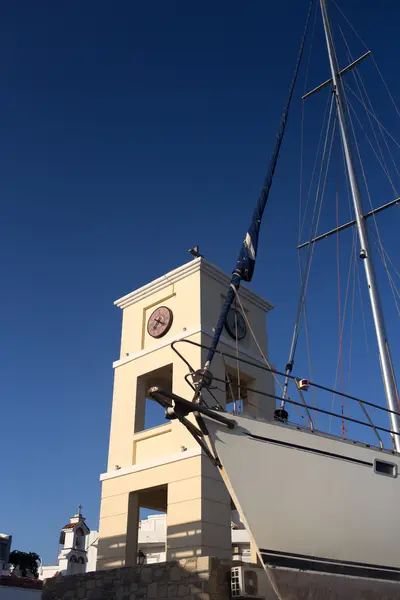 Prow di una barca a vela e una cappella su uno sfondo di cielo blu — Foto Stock