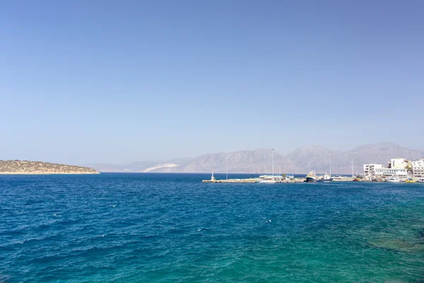 Denize yol gösteren deniz feneri
