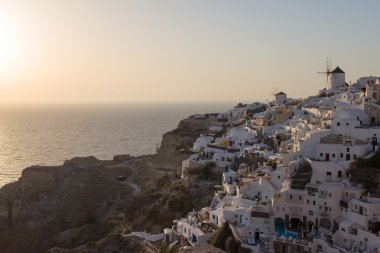 Santorini Adası - gün batımında ünlü yel değirmenlerine görünümünü