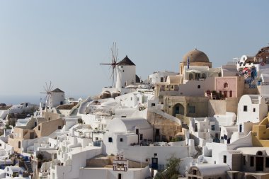 Santorini Adası - ünlü yel değirmenlerine görünümünü