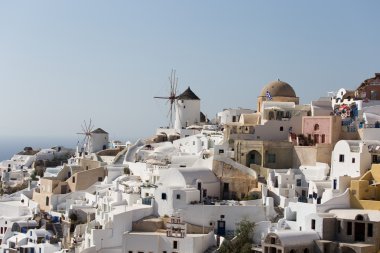 Santorini Adası - ünlü yel değirmenlerine görünümünü