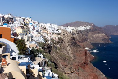 Santorini Adası - beyaz şehir ve mavi deniz görünümü