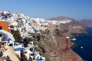 Santorini Adası - beyaz şehir ve mavi deniz görünümü