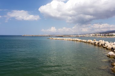 Eski arka plan üzerinde denize uzanan taş iskele 