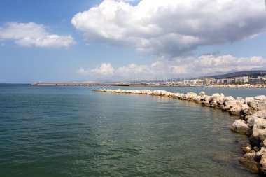 Eski arka plan üzerinde denize uzanan taş iskele 