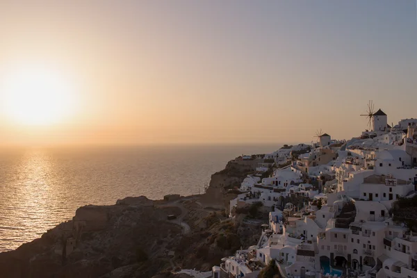 Santorini Adası - gün batımında ünlü yel değirmenlerine görünümünü