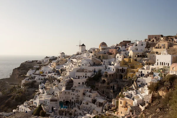 Santorini Adası - gün batımında ünlü yel değirmenlerine görünümünü