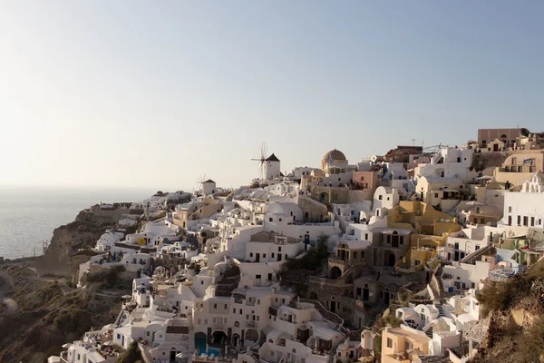 Santorini Adası - gün batımında ünlü yel değirmenlerine görünümünü