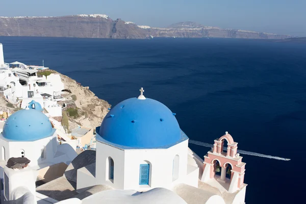 Santorini Adası - beyaz şehir ve mavi deniz görünümü