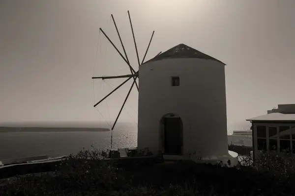 Gün batımında, Santorini eski yel değirmeni