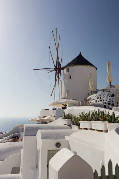 Windmill of Oia town at sunny day, Santorini — Stock Photo, Image